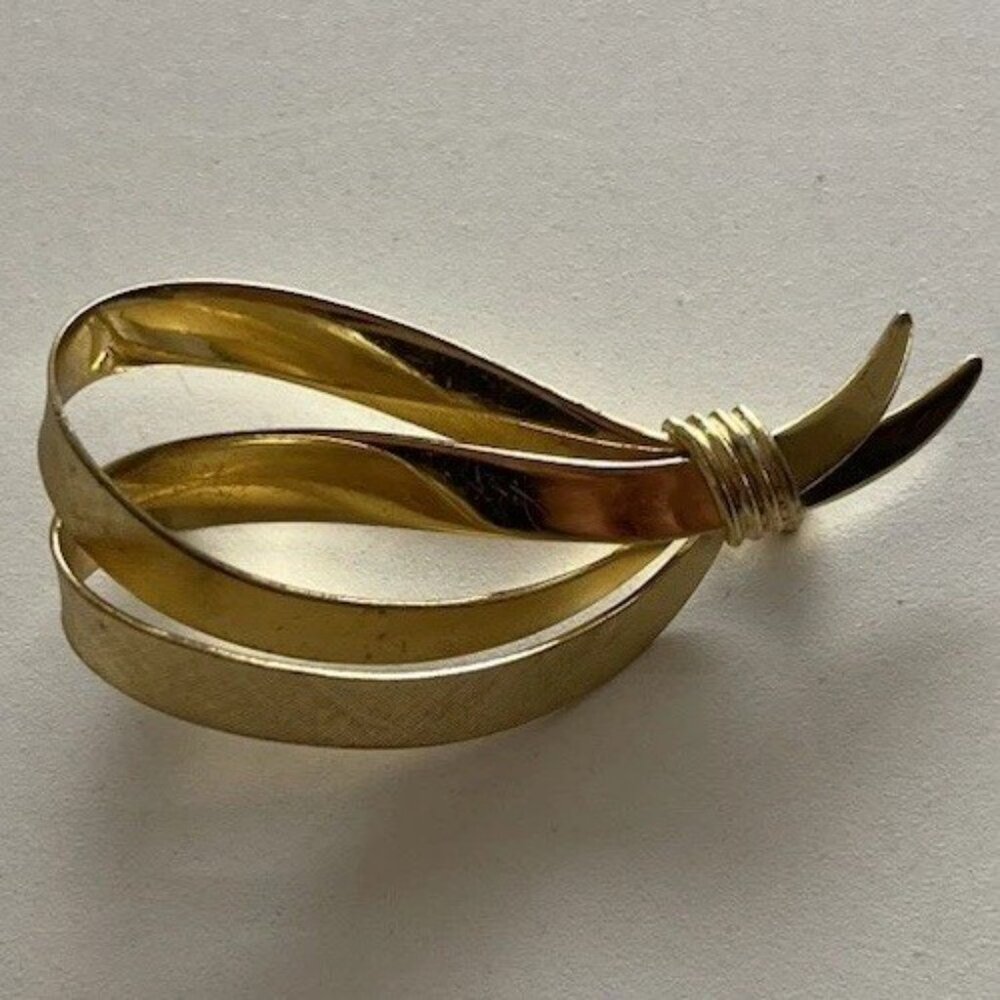 Vintage Gold Twisted Rope Duab Bow Brooch Pin Women’s Gold Tone Lightweight 80’s